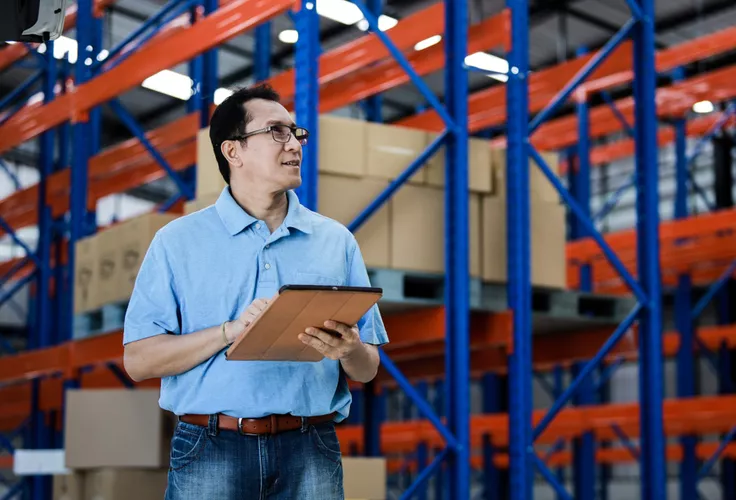 warehouse specialist managing orders in 3pl warehouse